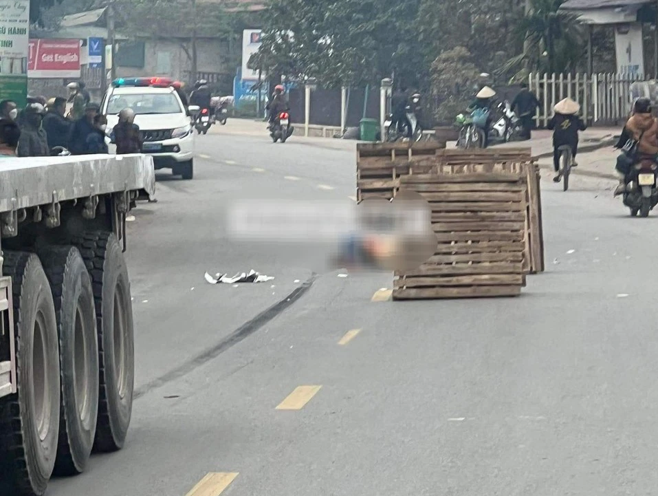 Xe đạp điện va chạm xe đầu k&eacute;o tr&ecirc;n QL32C, nữ c&ocirc;ng nh&acirc;n tử vong tại chỗ- Ảnh 1.