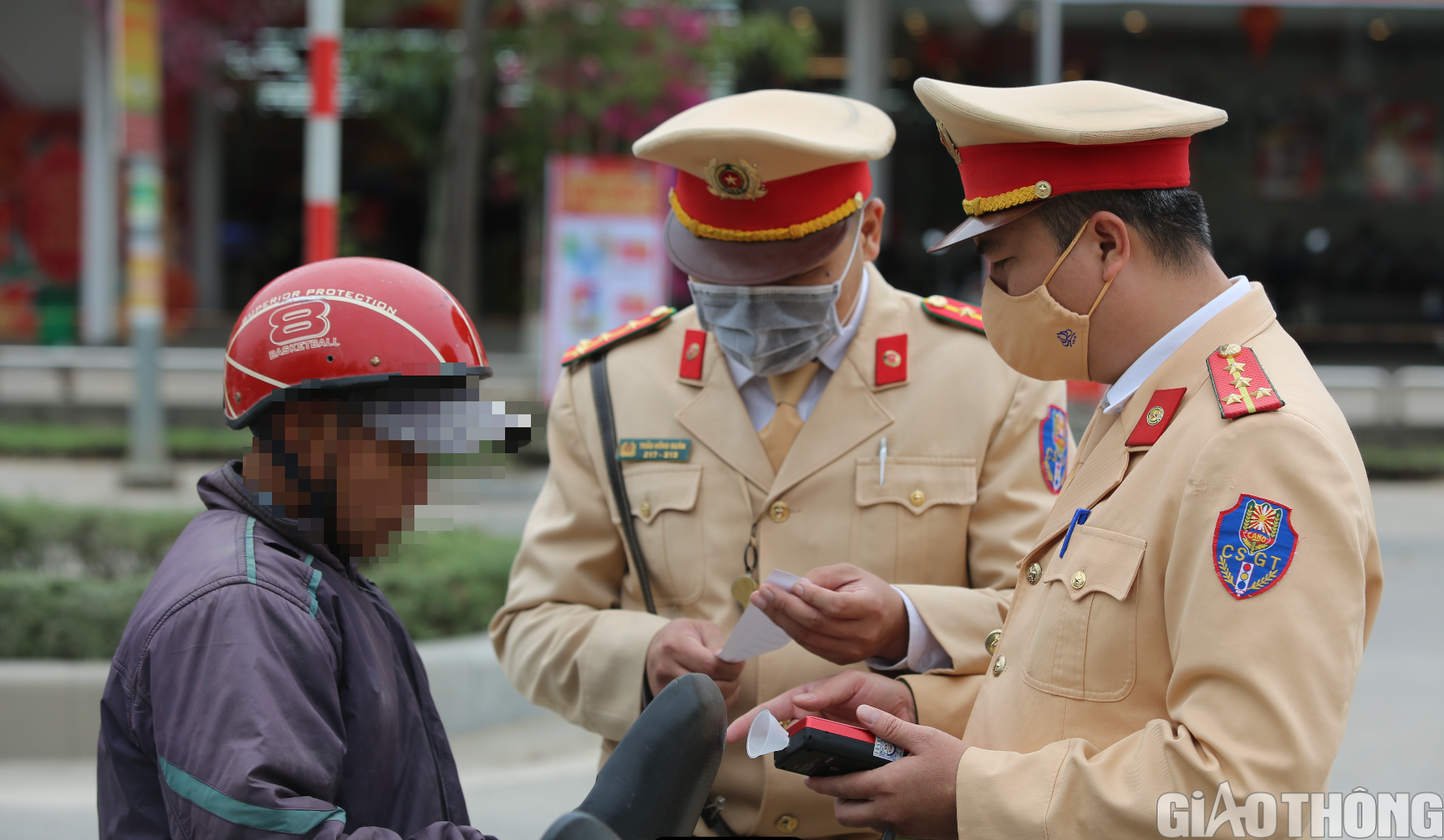 Uống rượu đ&aacute;m cưới, t&agrave;i xế vẫn liều chở người ra s&acirc;n bay, d&iacute;nh phạt nặng- Ảnh 2.
