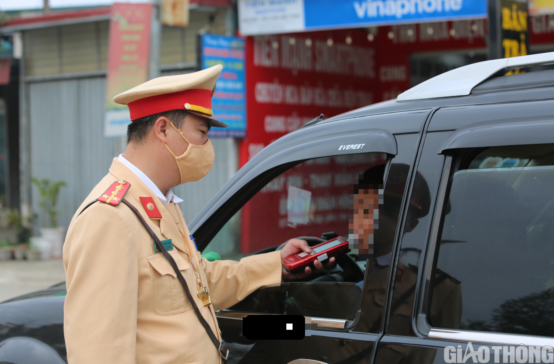 Uống rượu đ&aacute;m cưới, t&agrave;i xế vẫn liều chở người ra s&acirc;n bay, d&iacute;nh phạt nặng- Ảnh 7.