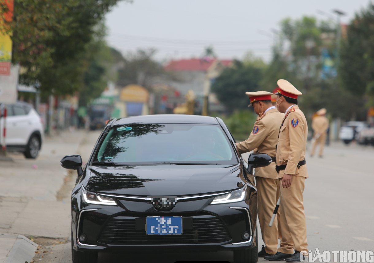 Uống rượu đ&aacute;m cưới, t&agrave;i xế vẫn liều chở người ra s&acirc;n bay, d&iacute;nh phạt nặng- Ảnh 11.