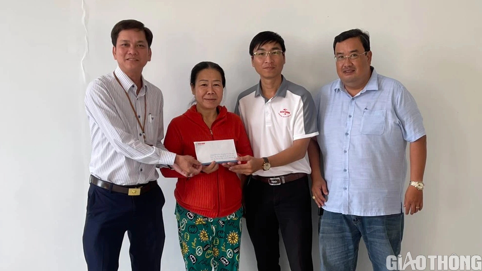 B&aacute;o Giao th&ocirc;ng trao hỗ trợ cho người đ&agrave;n &ocirc;ng bị vợ bỏ sau tai nạn ở C&agrave; Mau- Ảnh 1.