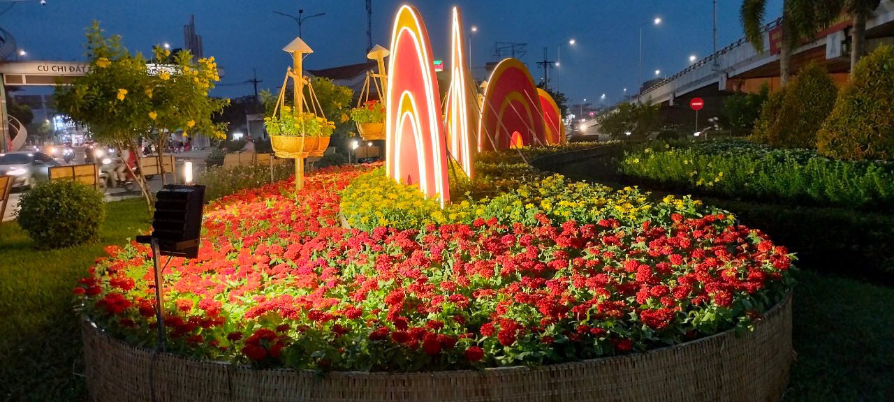 Công viên, vòng xoay ở TP.HCM ngập tràn sắc hoa đón tết Giáp Thìn- Ảnh 9. Công viên, vòng xoay ở TP.HCM ngập tràn sắc hoa đón tết Giáp Thìn- Ảnh 9.