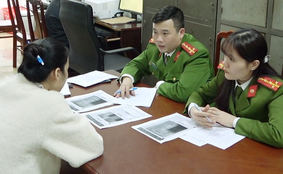 Bắt giữ 6 đối tượng c&ugrave;ng nữ 8X cầm đầu đường d&acirc;y l&ocirc; đề khủng ở Huế- Ảnh 1.