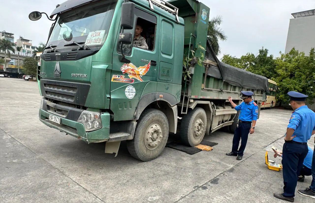 Thanh tra GTVT H&agrave; Nội chốt trực tại h&agrave;ng trăm điểm n&oacute;ng, nỗ lực đảm bảo giao th&ocirc;ng- Ảnh 11.