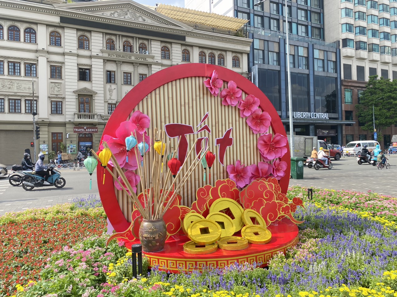 Công viên, vòng xoay ở TP.HCM ngập tràn sắc hoa đón tết Giáp Thìn- Ảnh 1. Công viên, vòng xoay ở TP.HCM ngập tràn sắc hoa đón tết Giáp Thìn- Ảnh 1.