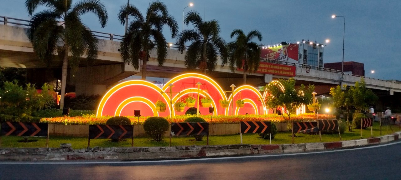 Công viên, vòng xoay ở TP.HCM ngập tràn sắc hoa đón tết Giáp Thìn- Ảnh 8. Công viên, vòng xoay ở TP.HCM ngập tràn sắc hoa đón tết Giáp Thìn- Ảnh 8.