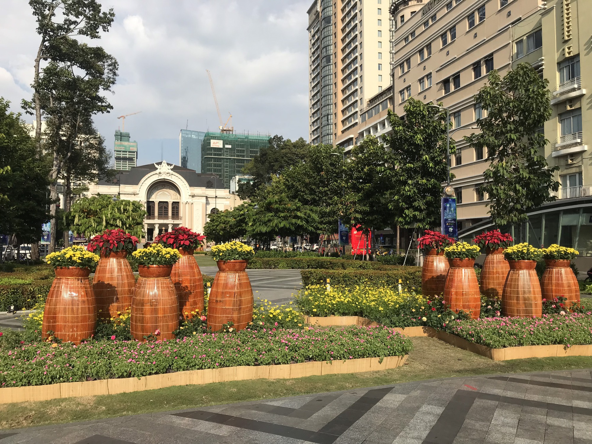 Công viên, vòng xoay ở TP.HCM ngập tràn sắc hoa đón tết Giáp Thìn- Ảnh 4. Công viên, vòng xoay ở TP.HCM ngập tràn sắc hoa đón tết Giáp Thìn- Ảnh 4.