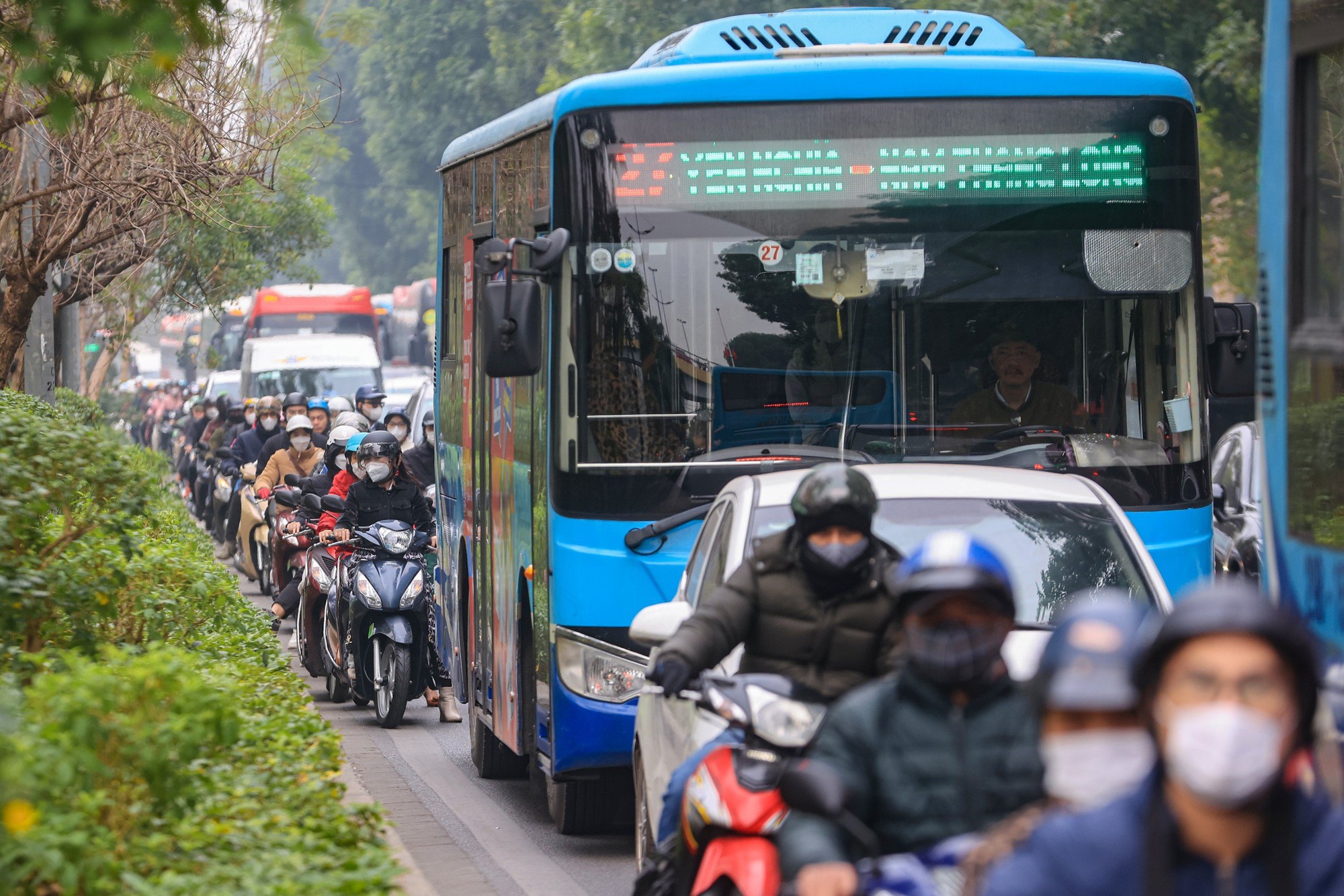 Hiện trạng tuyến đường V&agrave;nh đai 2 đoạn Ng&atilde; Tư Sở - Cầu Giấy sắp được mở rộng- Ảnh 4.