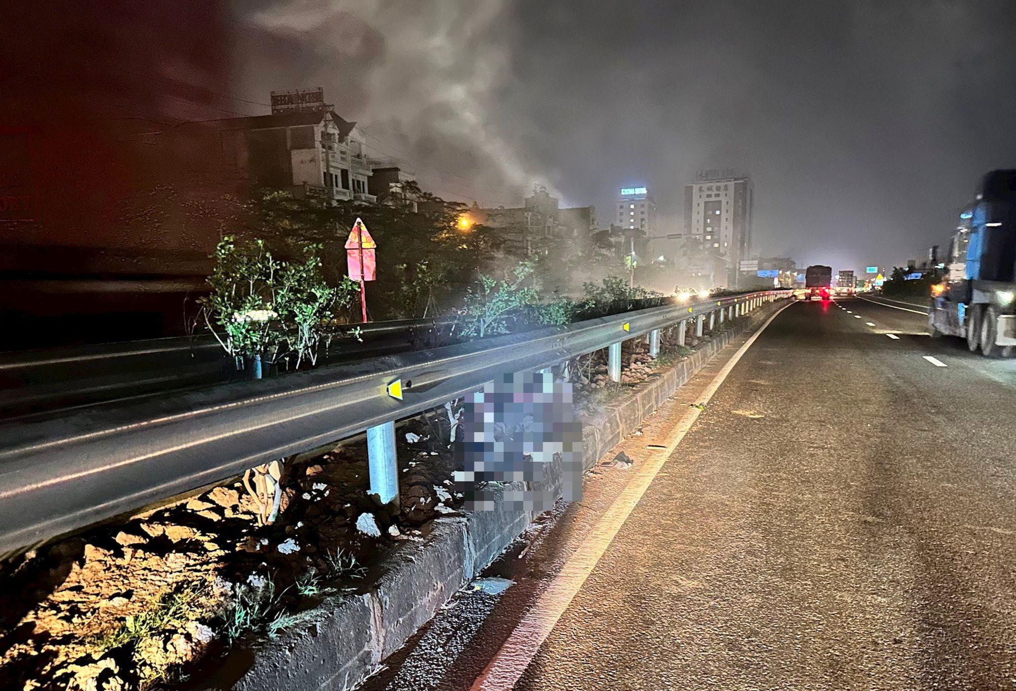 Hải Dương: Truy t&igrave;m tung t&iacute;ch nạn nh&acirc;n nghi bị TNGT tử vong tr&ecirc;n quốc lộ 5- Ảnh 1.