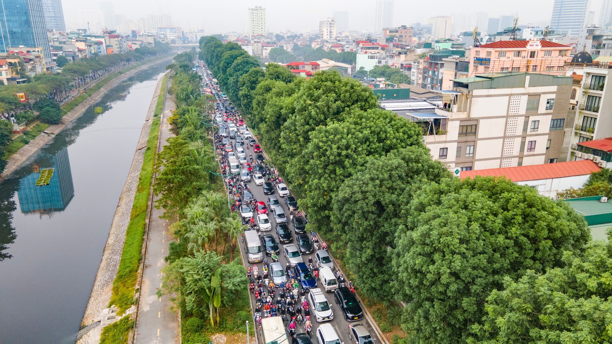 Hiện trạng tuyến đường V&agrave;nh đai 2 đoạn Ng&atilde; Tư Sở - Cầu Giấy sắp được mở rộng- Ảnh 1.