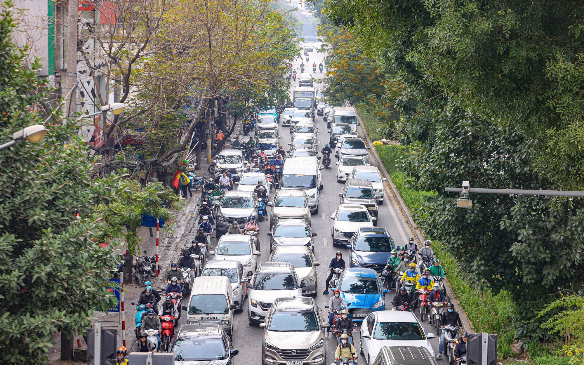 Hiện trạng tuyến đường V&agrave;nh đai 2 đoạn Ng&atilde; Tư Sở - Cầu Giấy sắp được mở rộng- Ảnh 2.