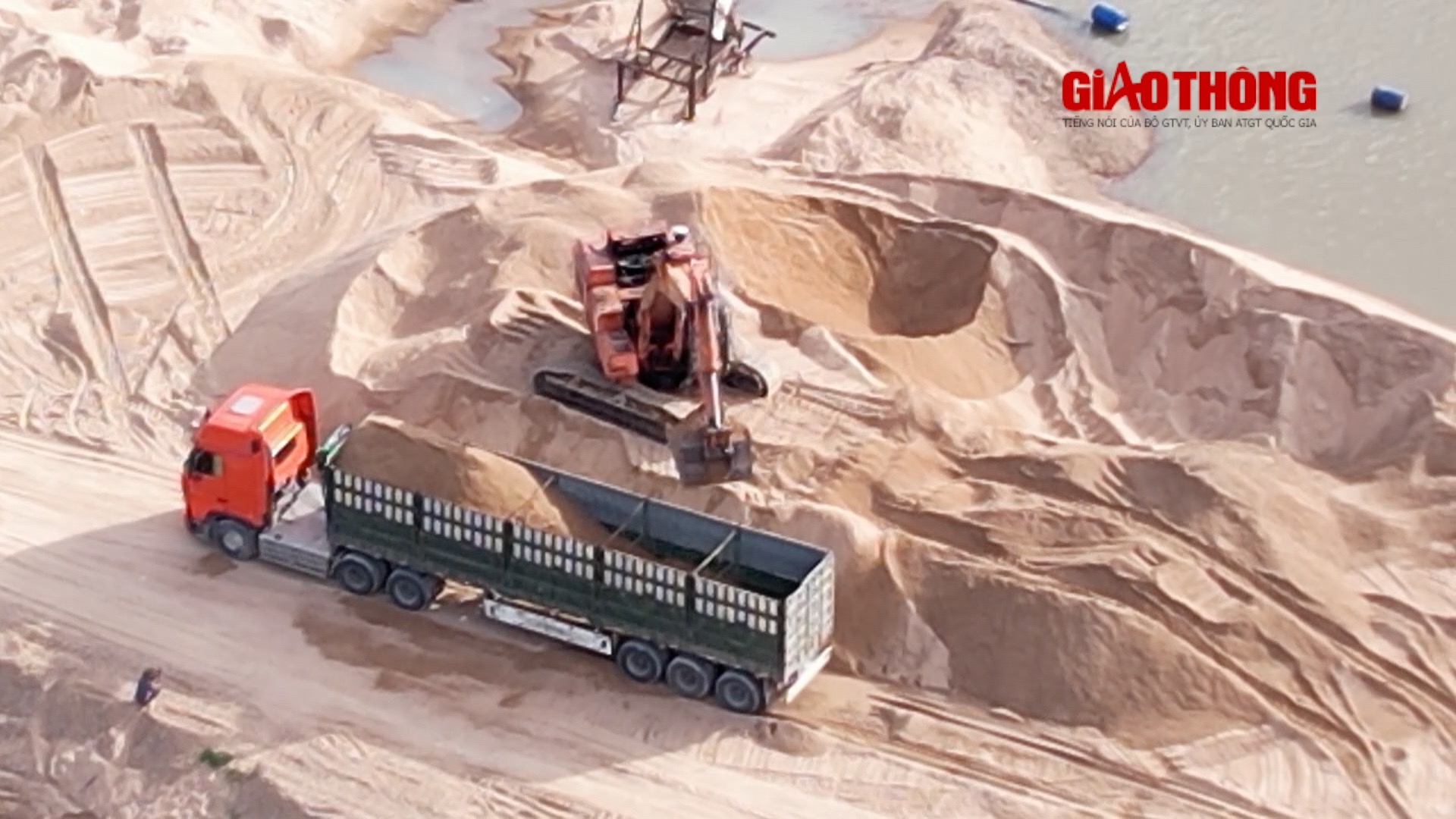Gia Lai: &Aacute;m ảnh d&agrave;n xe tải trọng lớn vận chuyển c&aacute;t trong đ&ecirc;m- Ảnh 1.