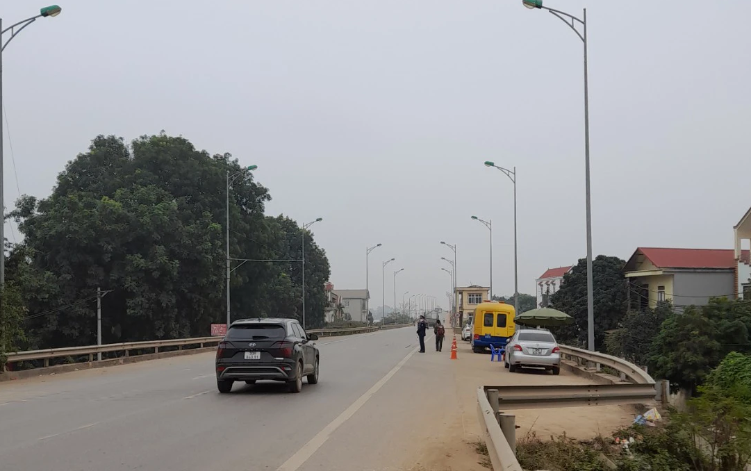 Cầu Trung H&agrave; xuống cấp, c&aacute;c phương tiện di chuyển ra sao?- Ảnh 3.