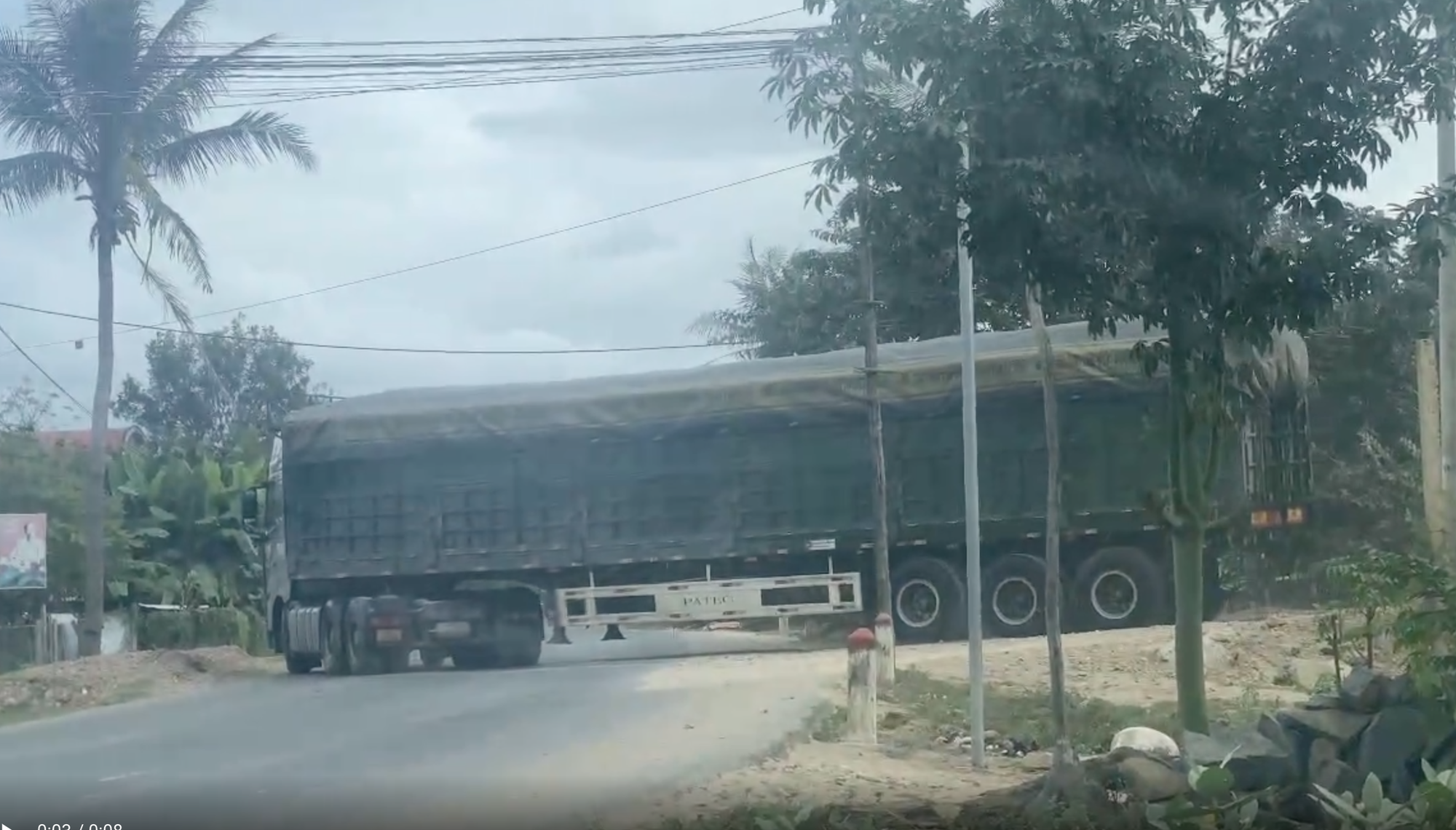 Gia Lai: &Aacute;m ảnh d&agrave;n xe tải trọng lớn vận chuyển c&aacute;t trong đ&ecirc;m- Ảnh 2.