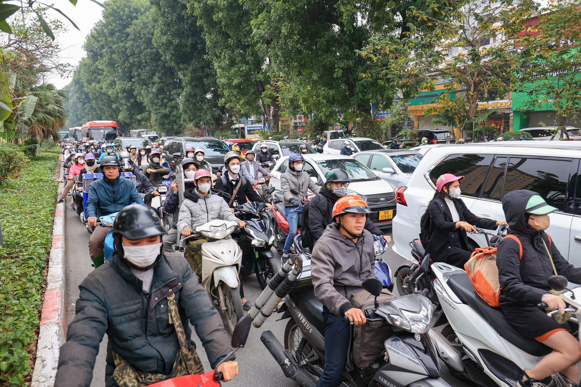 Hiện trạng tuyến đường V&agrave;nh đai 2 đoạn Ng&atilde; Tư Sở - Cầu Giấy sắp được mở rộng- Ảnh 3.