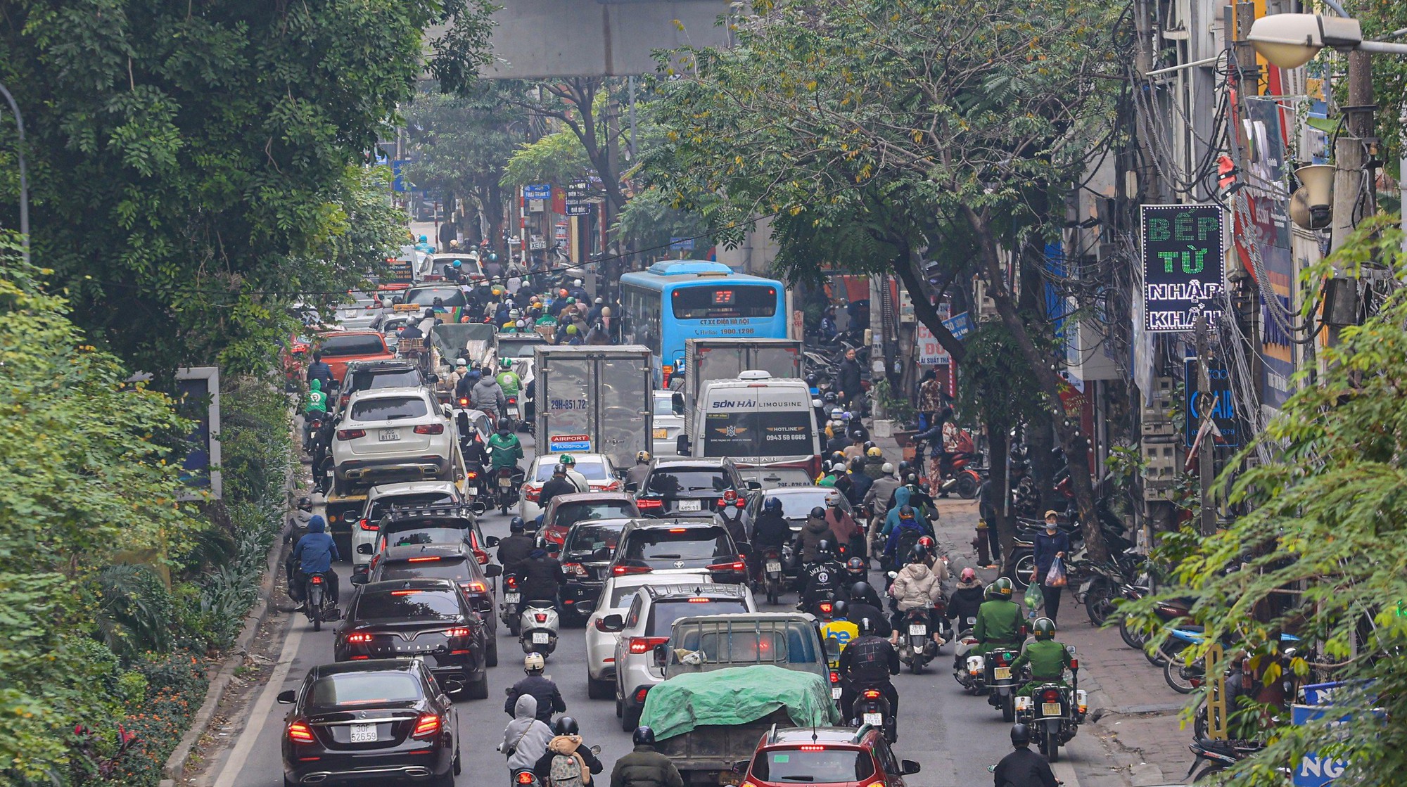 Hiện trạng tuyến đường V&agrave;nh đai 2 đoạn Ng&atilde; Tư Sở - Cầu Giấy sắp được mở rộng- Ảnh 6.
