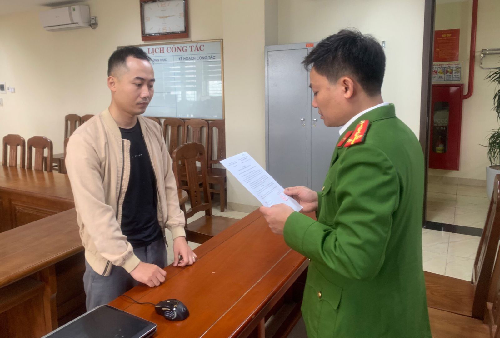 Khởi tố c&aacute;n bộ văn ph&ograve;ng đăng k&yacute; quyền sử dụng đất say rượu t&ocirc;ng chết người- Ảnh 1.