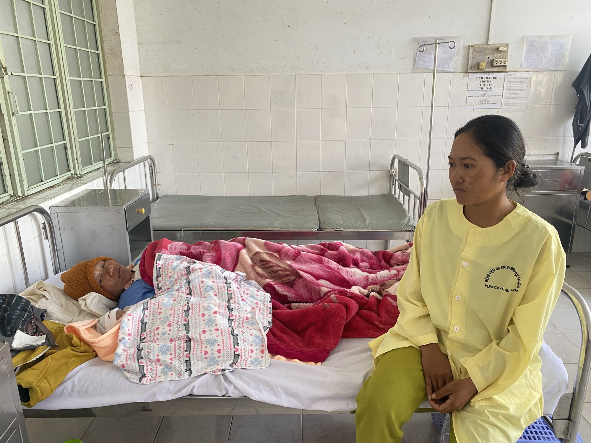  CSGT kịp thời đưa người phụ nữ chuyển dạ đi cấp cứu- Ảnh 2.