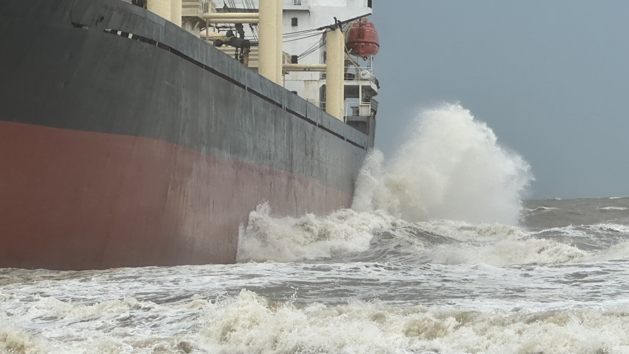 H&uacute;t c&aacute;t tạo r&atilde;nh cứu t&agrave;u h&agrave;ng nặng gần 15.000 tấn mắc cạn ở biển Dung Quất- Ảnh 2.
