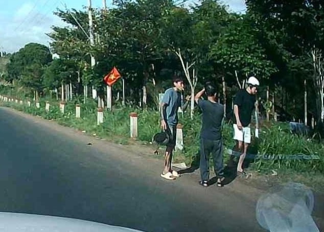 Bắt giữ thanh ni&ecirc;n v&ocirc; cớ đ&aacute;nh người đi đường nhập viện- Ảnh 1.