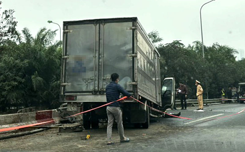 Hiện trường vụ tai nạn giao th&ocirc;ng khiến một l&aacute;i xe tải tử vong tại chỗ tr&ecirc;n Đại lộ Thăng Long.