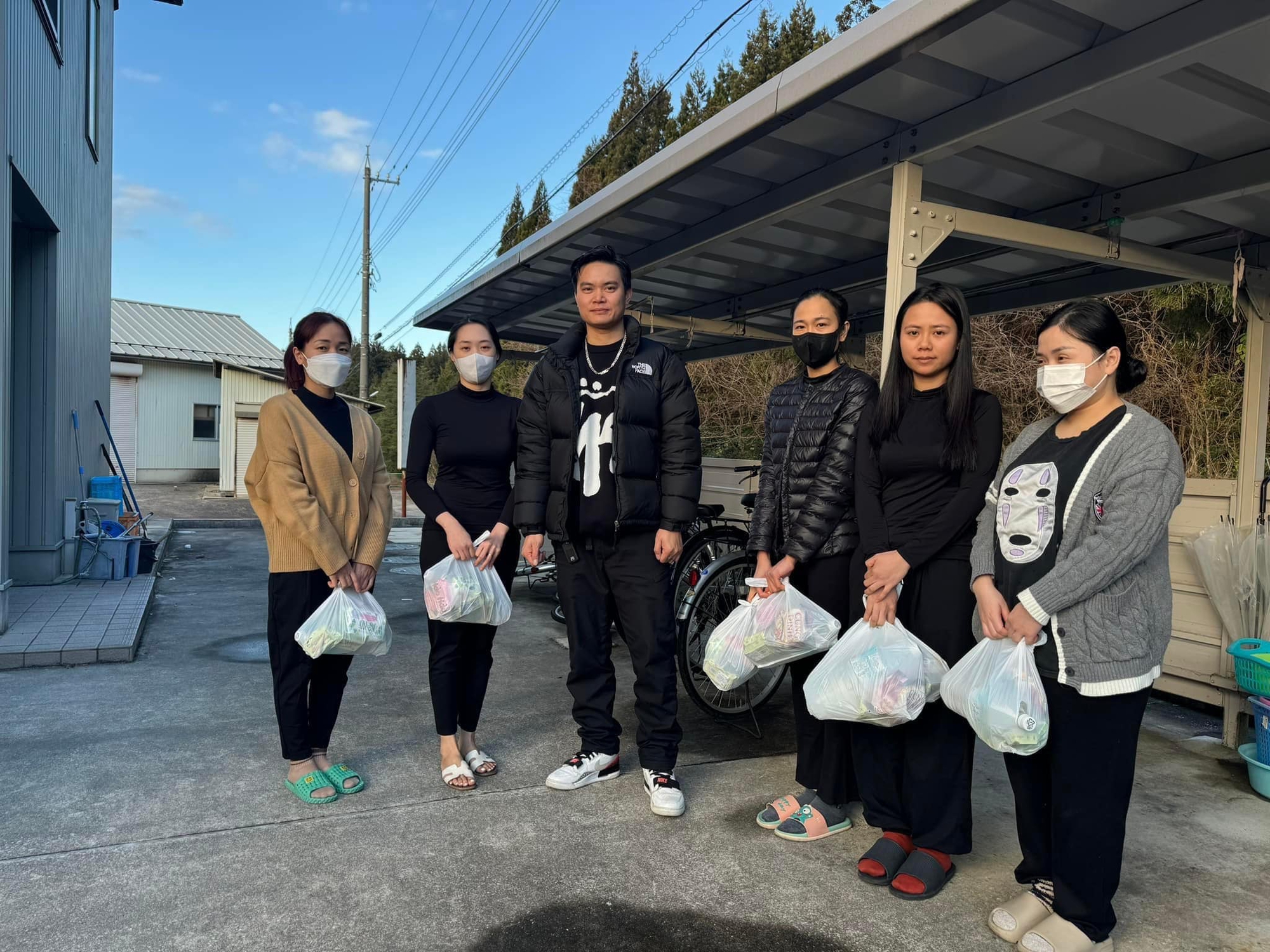 Người Việt bao bọc, che chở nhau giữa động đất kinh ho&agrave;ng- Ảnh 8.