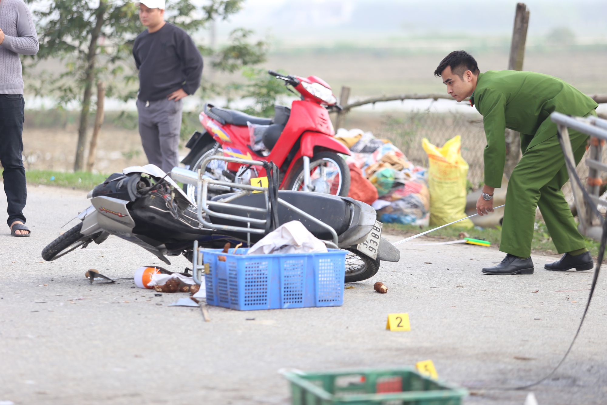 Hai vợ chồng gặp tai nạn tử vong thương t&acirc;m khi đi b&aacute;n h&agrave;ng l&uacute;c rạng s&aacute;ng- Ảnh 11.