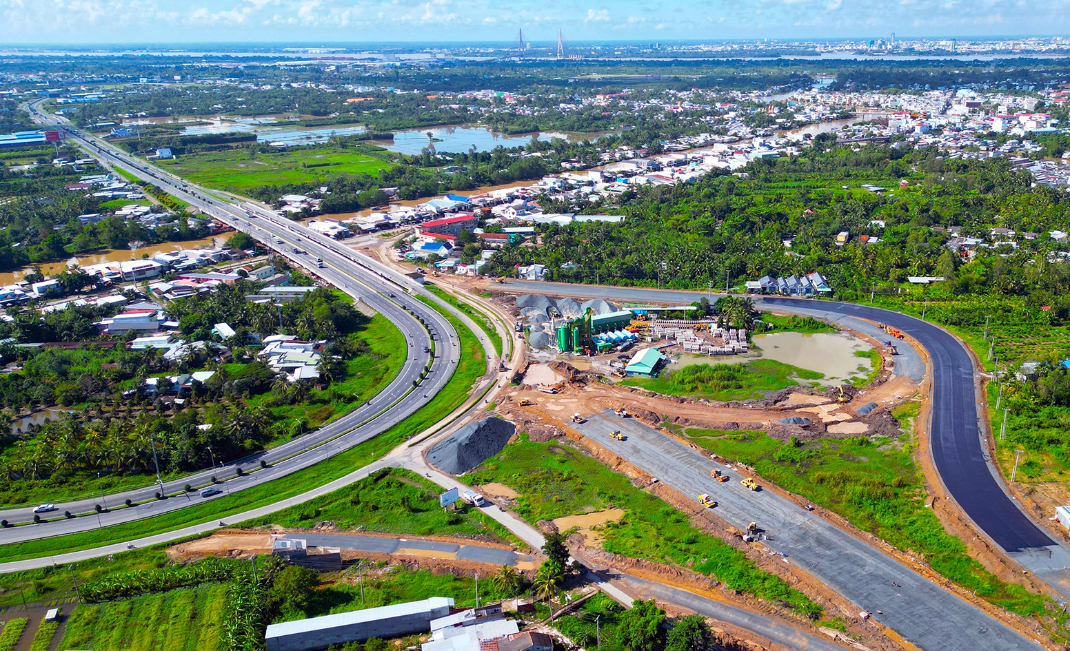 Khẩn trương ho&agrave;n thiện c&aacute;c hạng mục c&ograve;n lại của cao tốc Mỹ Thuận - Cần Thơ- Ảnh 1.