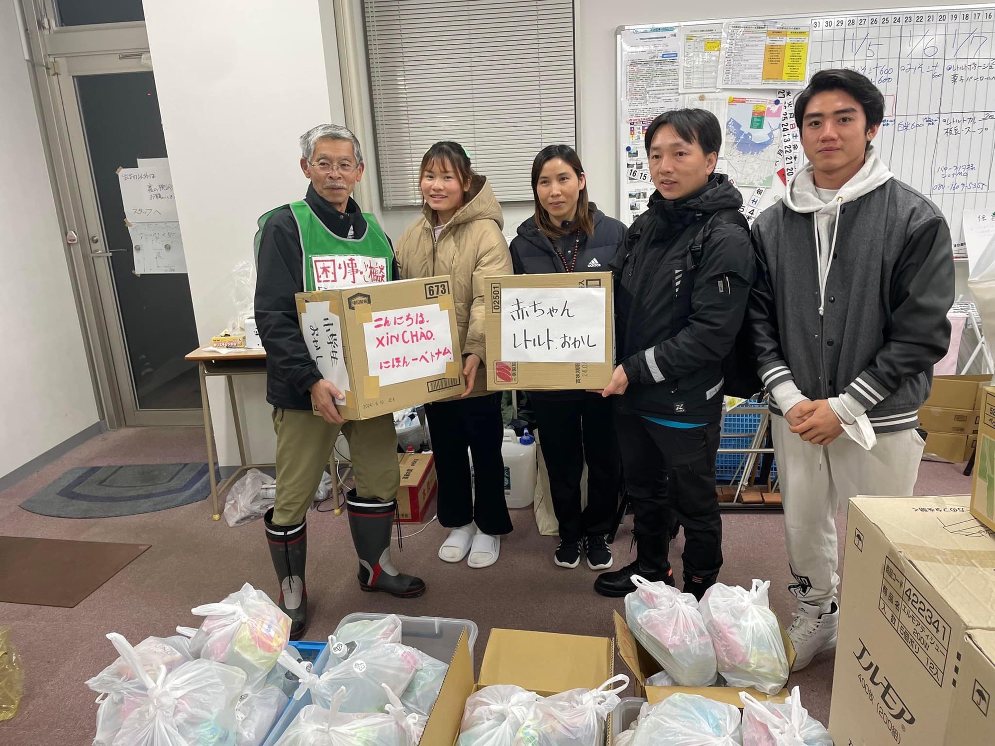 Người Việt bao bọc, che chở nhau giữa động đất kinh ho&agrave;ng- Ảnh 7.