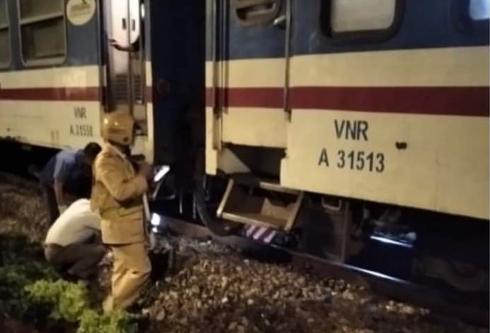 Đứng tr&ecirc;n đường sắt, một người đ&agrave;n &ocirc;ng bị t&agrave;u c&aacute;n tử vong- Ảnh 1.