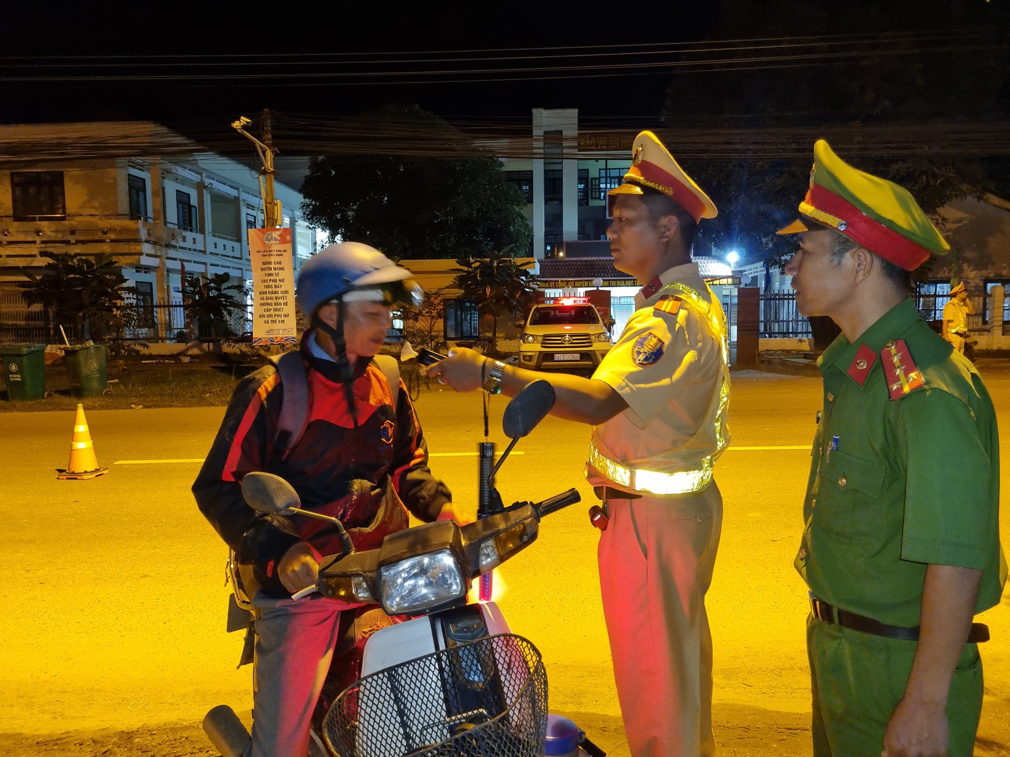 CSGT B&igrave;nh Định kho&aacute; v&ograve;ng v&acirc;y bắt h&agrave;ng loạt "ma men"- Ảnh 1.