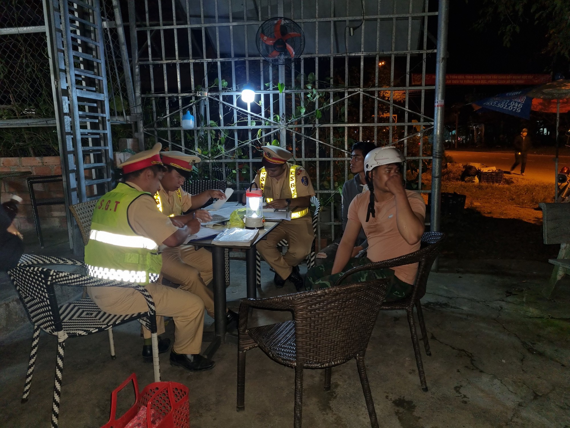 CSGT B&igrave;nh Định kho&aacute; v&ograve;ng v&acirc;y bắt h&agrave;ng loạt "ma men"- Ảnh 3.