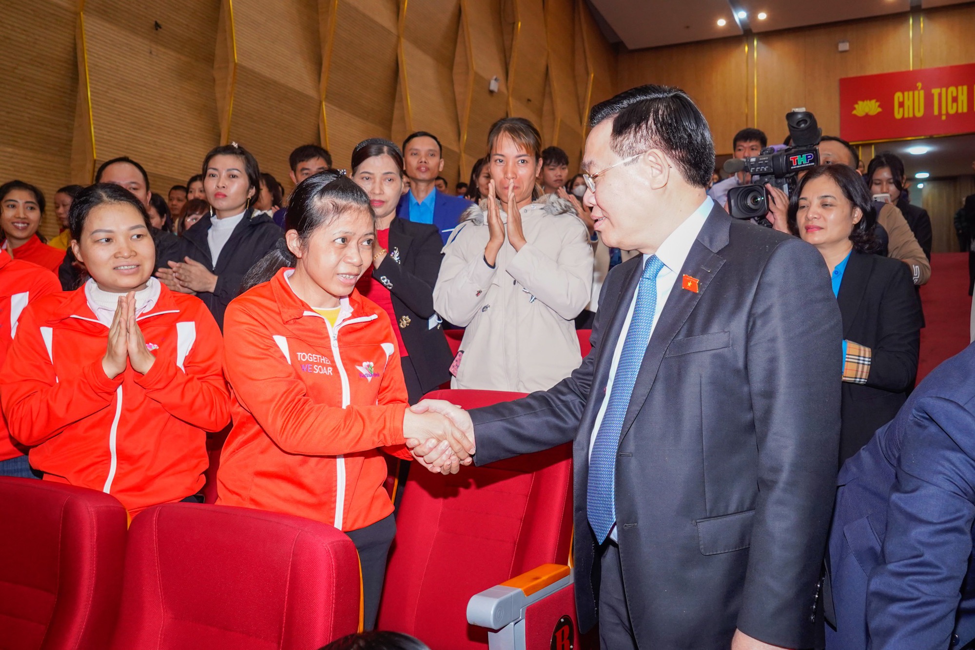 Chủ tịch Quốc hội tiếp x&uacute;c cử tri, c&ocirc;ng nh&acirc;n tại Hải Ph&ograve;ng- Ảnh 3.