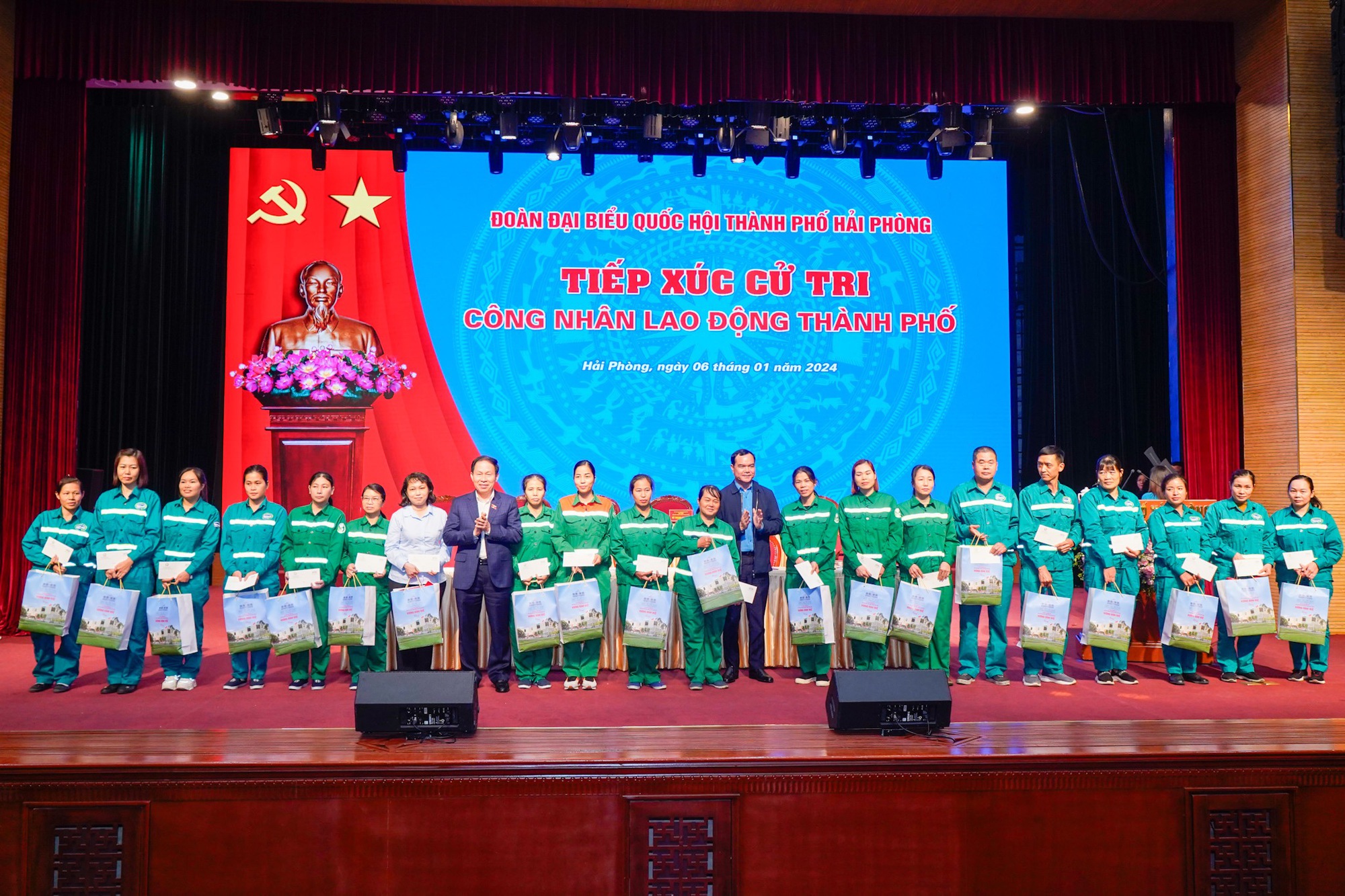 Chủ tịch Quốc hội tiếp x&uacute;c cử tri, c&ocirc;ng nh&acirc;n tại Hải Ph&ograve;ng- Ảnh 4.