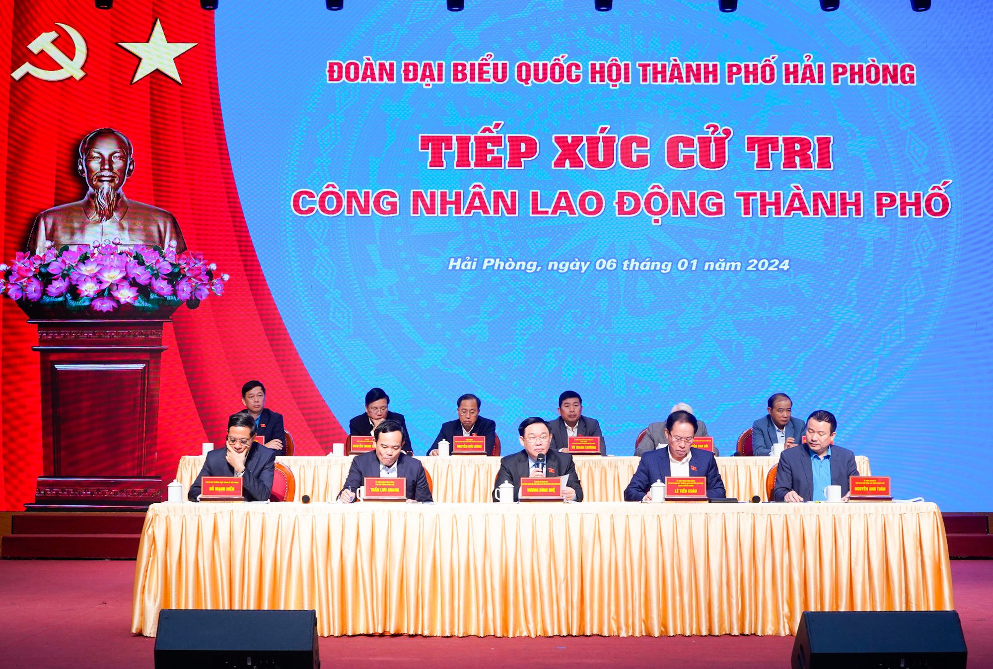 Chủ tịch Quốc hội tiếp x&uacute;c cử tri, c&ocirc;ng nh&acirc;n tại Hải Ph&ograve;ng- Ảnh 1.