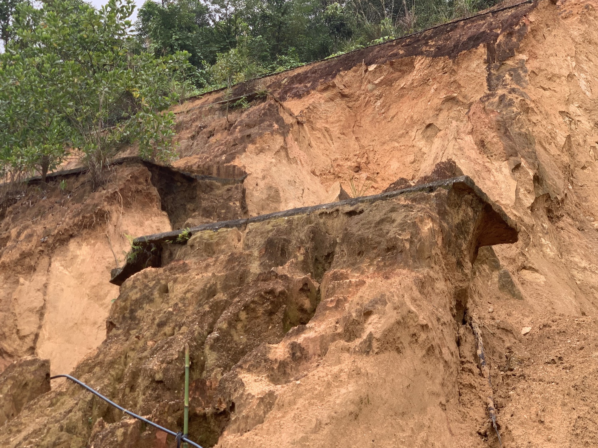 Loạt trụ sở h&agrave;nh ch&iacute;nh tiền tỷ ở Quảng Ng&atilde;i bị sạt lở n&uacute;i uy hiếp- Ảnh 8.