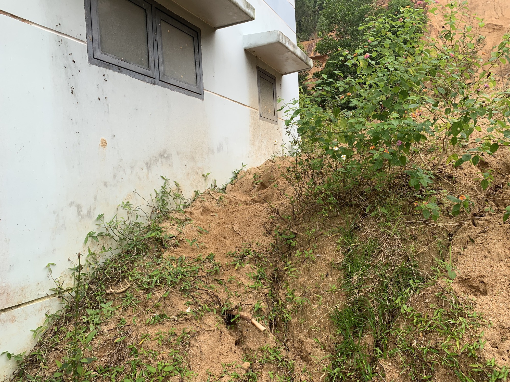 Loạt trụ sở h&agrave;nh ch&iacute;nh tiền tỷ ở Quảng Ng&atilde;i bị sạt lở n&uacute;i uy hiếp- Ảnh 9.