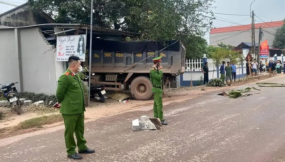 Bắc Giang: Tr&aacute;nh xe m&aacute;y, &ocirc; t&ocirc; tải lao v&agrave;o qu&aacute;n gội đầu khiến 4 người thương vong- Ảnh 1.