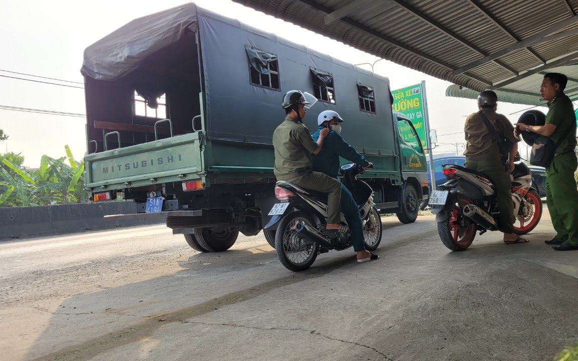 100 cảnh s&aacute;t truy l&ugrave;ng nghi phạm giết người ở TP.HCM bỏ trốn về Long An