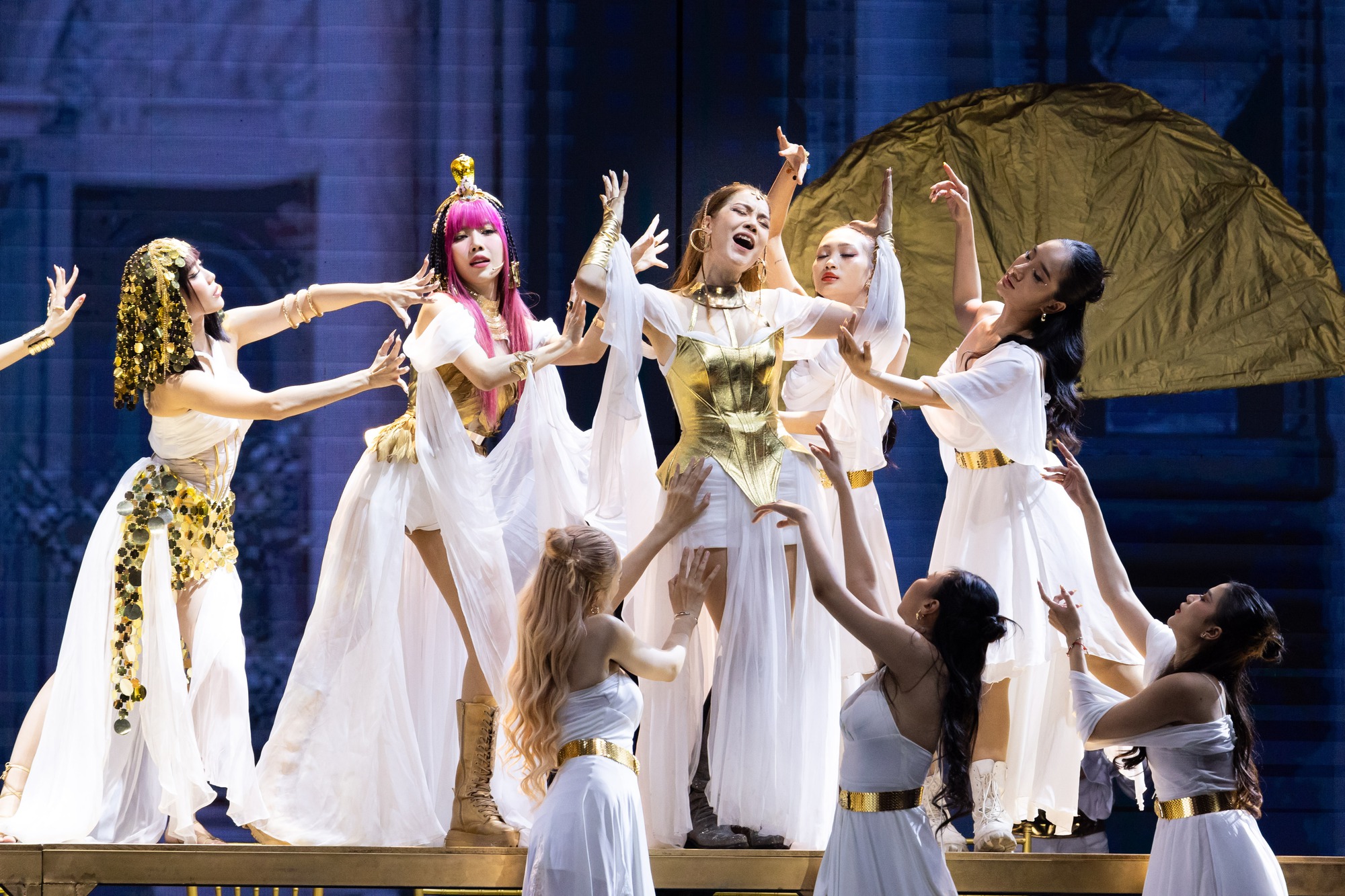 Nh&oacute;m Thu Phương, Huyền Baby, Lan Ngọc bế 5 con trăn lớn 13kg l&ecirc;n s&acirc;n khấu để m&uacute;a h&aacute;t- Ảnh 11.