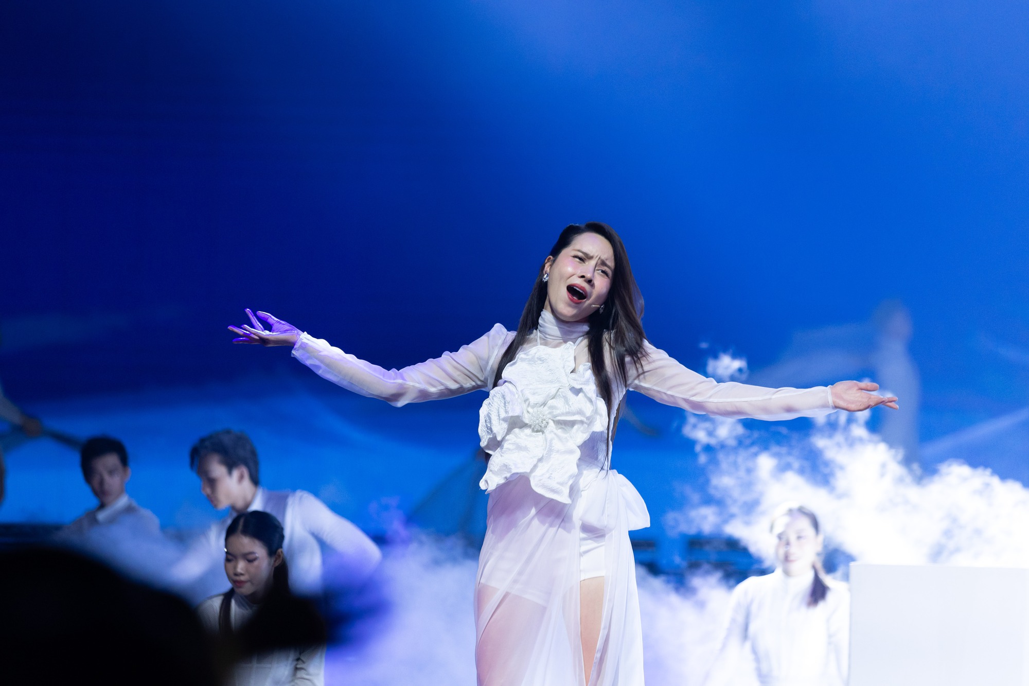 Nh&oacute;m Thu Phương, Huyền Baby, Lan Ngọc bế 5 con trăn lớn 13kg l&ecirc;n s&acirc;n khấu để m&uacute;a h&aacute;t- Ảnh 4.