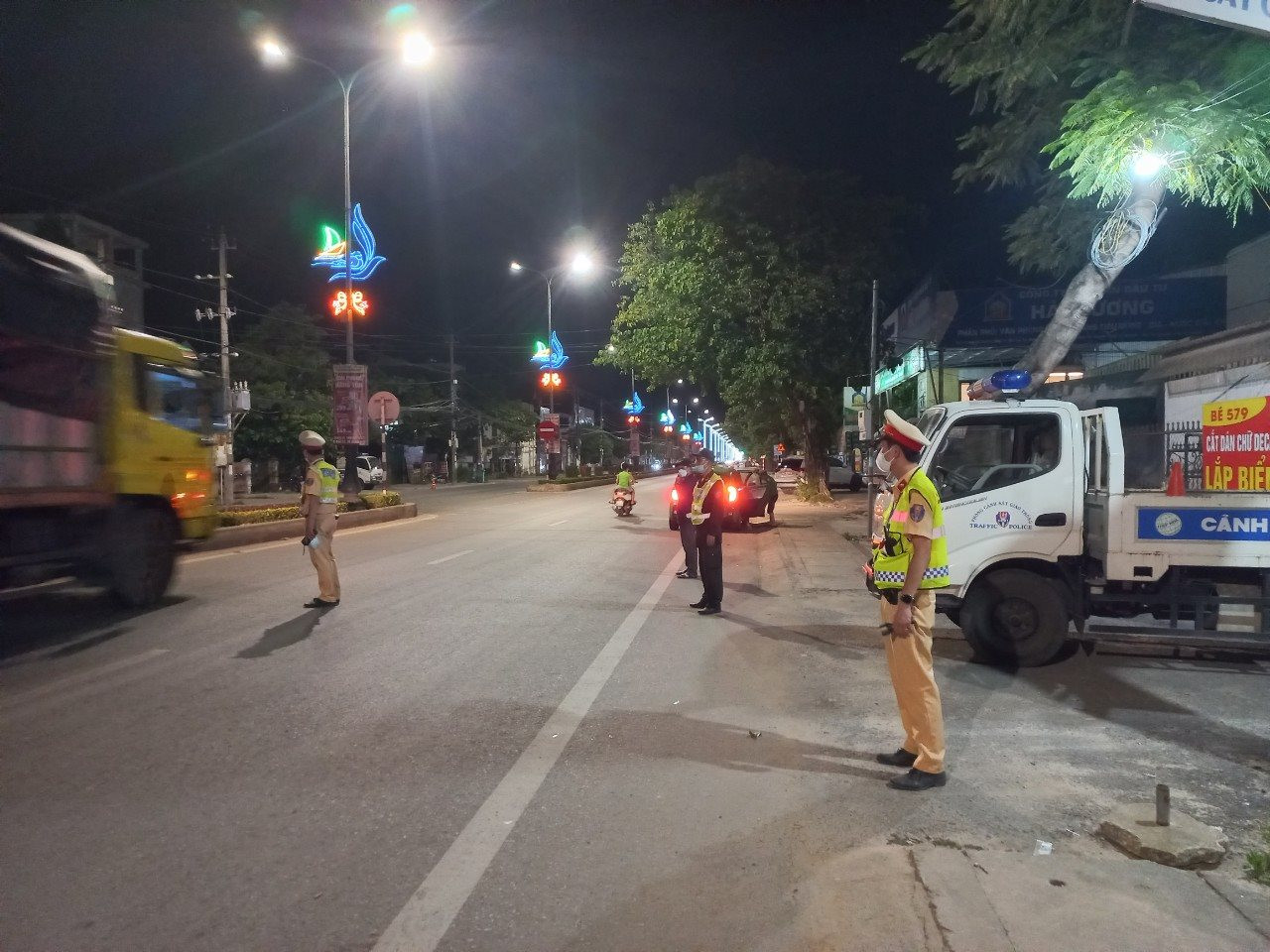 Quảng B&igrave;nh: Một gi&aacute;o vi&ecirc;n dạy l&aacute;i xe vi phạm nồng độ cồn bị xử phạt kịch khung- Ảnh 1.