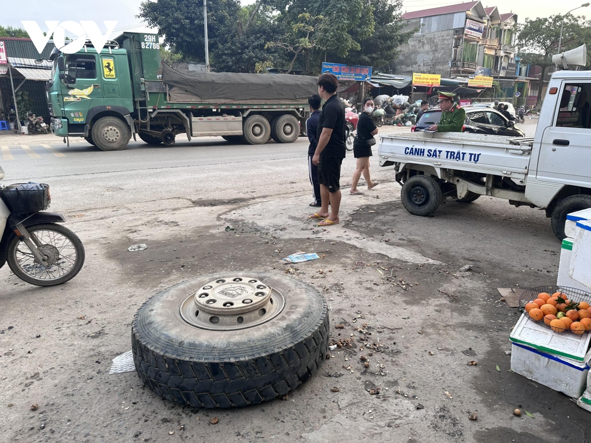 Xe tải văng b&aacute;nh khi đang chạy khiến 3 người bị thương- Ảnh 1.