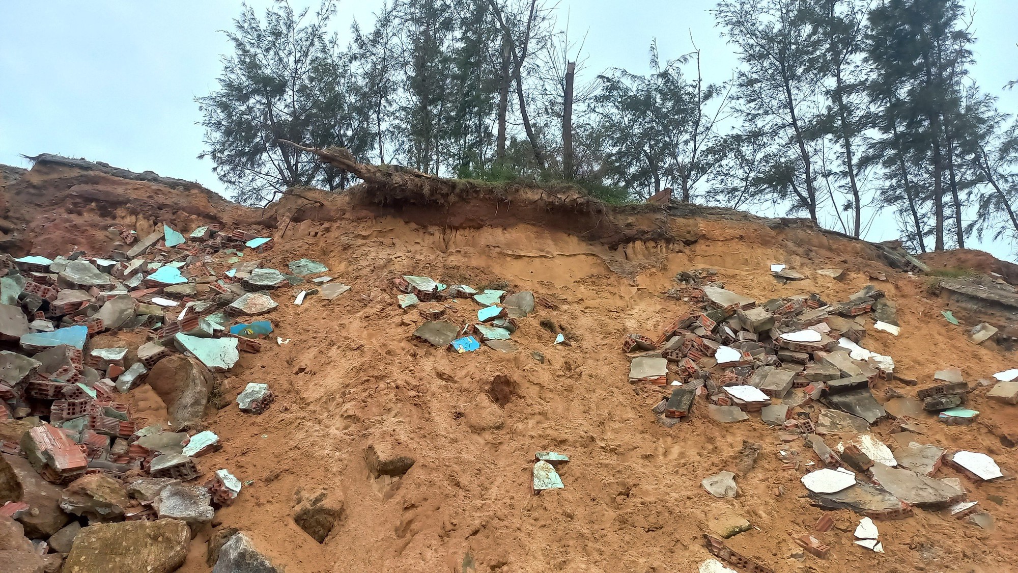 Triều cường dội thẳng v&agrave;o bờ đe dọa đường giao th&ocirc;ng, "nhăm nhe" k&eacute;o sập nh&agrave; d&acirc;n- Ảnh 1.