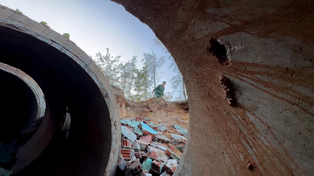 Triều cường dội thẳng v&agrave;o bờ đe dọa đường giao th&ocirc;ng, "nhăm nhe" k&eacute;o sập nh&agrave; d&acirc;n- Ảnh 10.