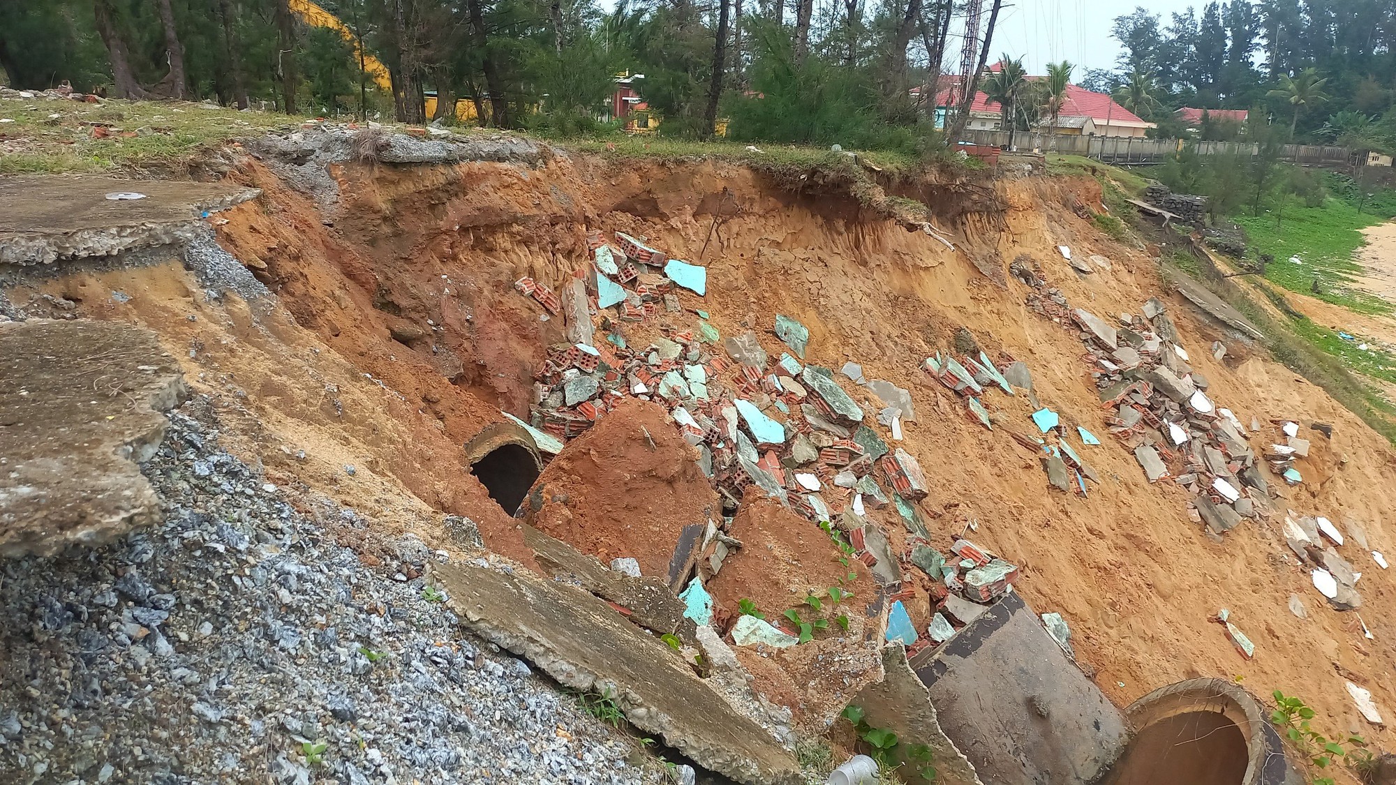 Triều cường dội thẳng v&agrave;o bờ đe dọa đường giao th&ocirc;ng, "nhăm nhe" k&eacute;o sập nh&agrave; d&acirc;n- Ảnh 4.