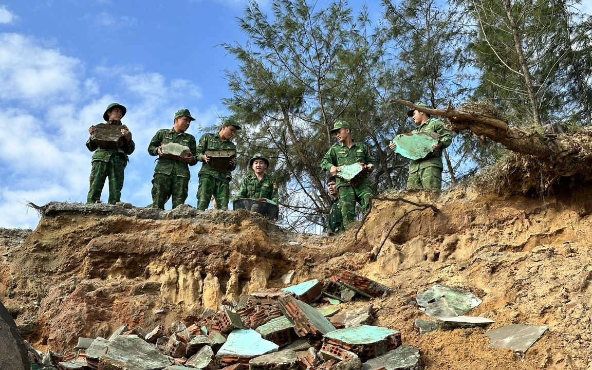 Triều cường dội thẳng v&agrave;o bờ đe dọa đường giao th&ocirc;ng, 'nhăm nhe' k&eacute;o sập nh&agrave; d&acirc;n