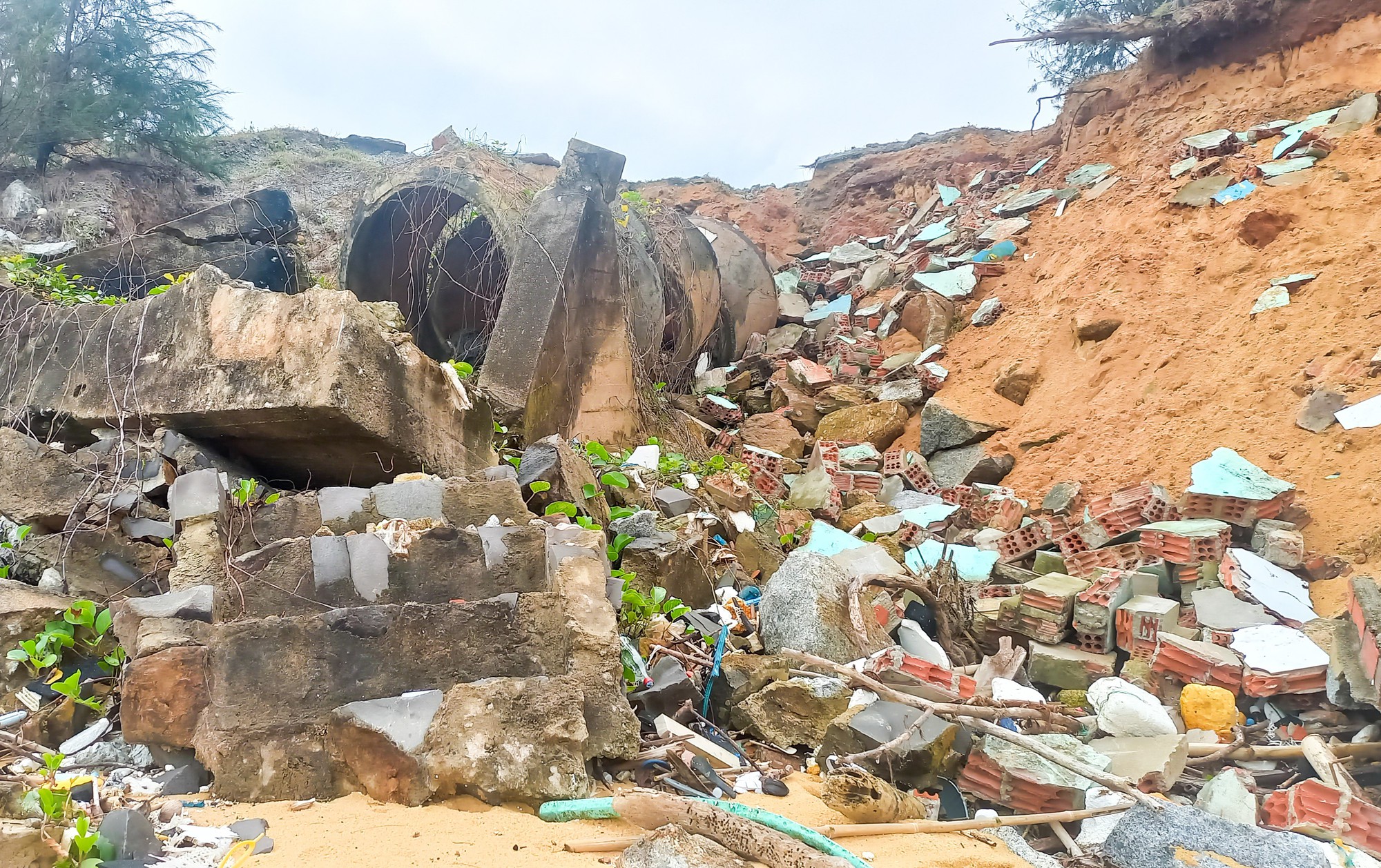 Triều cường dội thẳng v&agrave;o bờ đe dọa đường giao th&ocirc;ng, "nhăm nhe" k&eacute;o sập nh&agrave; d&acirc;n- Ảnh 8.