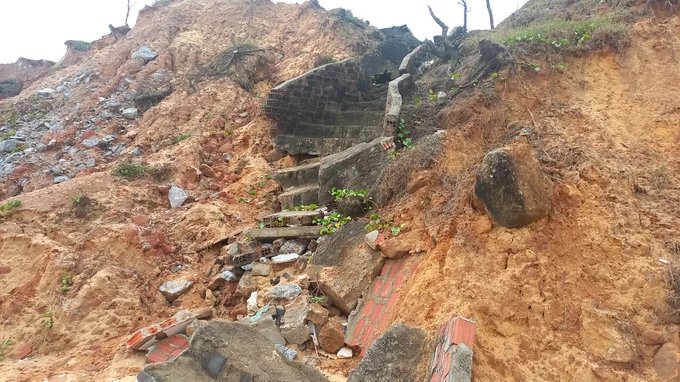 Triều cường dội thẳng v&agrave;o bờ đe dọa đường giao th&ocirc;ng, "nhăm nhe" k&eacute;o sập nh&agrave; d&acirc;n- Ảnh 9.