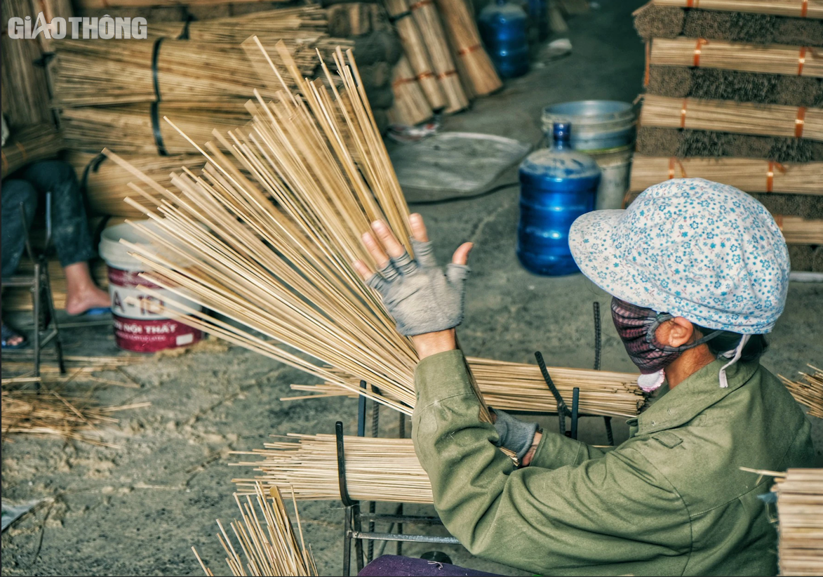 Làng hương 100 năm tuổi tất bật chuẩn bị hàng Tết- Ảnh 1. Làng hương 100 năm tuổi tất bật chuẩn bị hàng Tết- Ảnh 1.